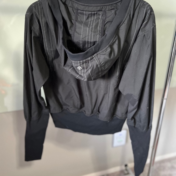 Lululemon black cropped running jacket size 6 - Picture 2 of 6